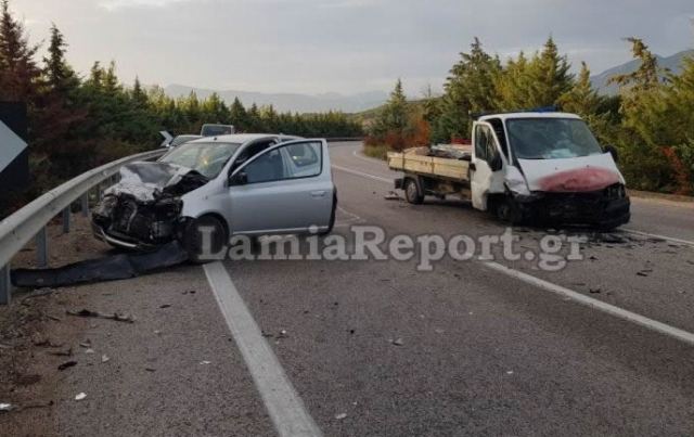 Λαμία: Τροχαίο με μετωπική σύγκρουση - Δείτε εικόνες