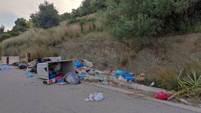 Σκουπίδια κι πεταμένοι κάδοι πριν το Πάσχα