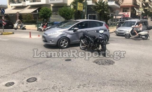 Λαμία: Παραβίασε STOP και χτύπησε μηχανάκι - ΦΩΤΟ