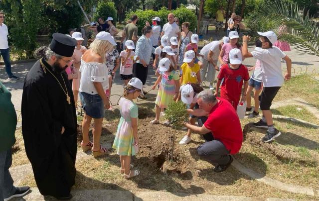 Ο Δήμαρχος φύτεψε μια ελιά με τα κορίτσια του Ορφανοτροφείου Θηλέων Λαμίας