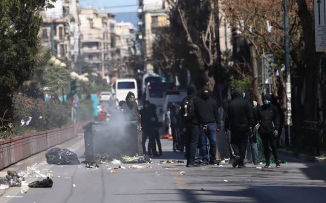 Ένταση έξω από την ΑΣΟΕΕ - Κλειστή η Πατησίων