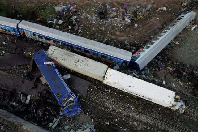 Τέμπη: Οι συγγενείς των θυμάτων κατέθεσαν μήνυση κατά πολιτικών και στελεχών του ΟΣΕ