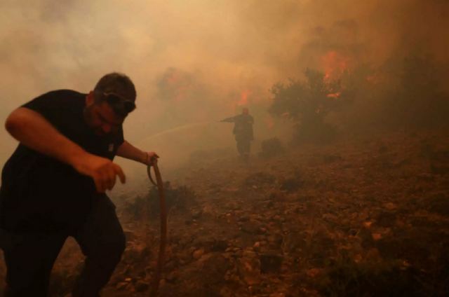 Πύρινος εφιάλτης για τρίτη ημέρα - Συνεχείς αναζωπυρώσεις στη Μάνδρα, βελτιωμένα τα «μέτωπα» σε Νέα Πέραμο και Λουτράκι