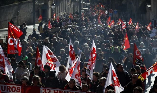 Σε απεργιακό κλοιό η Γαλλία: Χιλιάδες πολίτες στους δρόμους ενάντια στο συνταξιοδοτικό