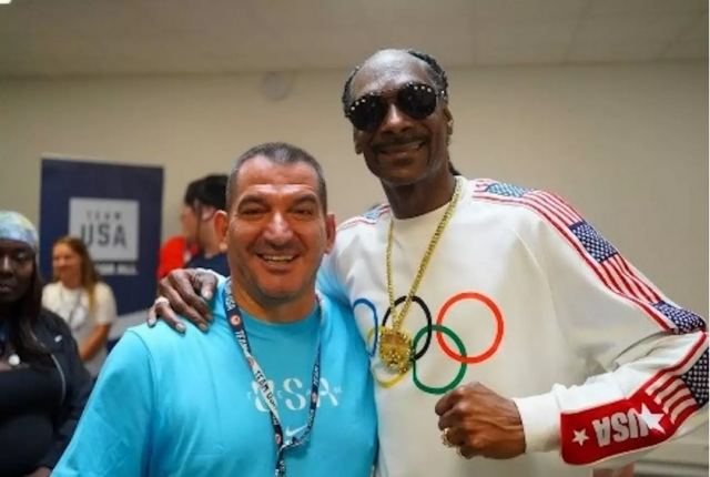 Ο Πύρρος Δήμας φωτογραφήθηκε αγκαλιά με τον Snoop Dogg στο Παρίσι