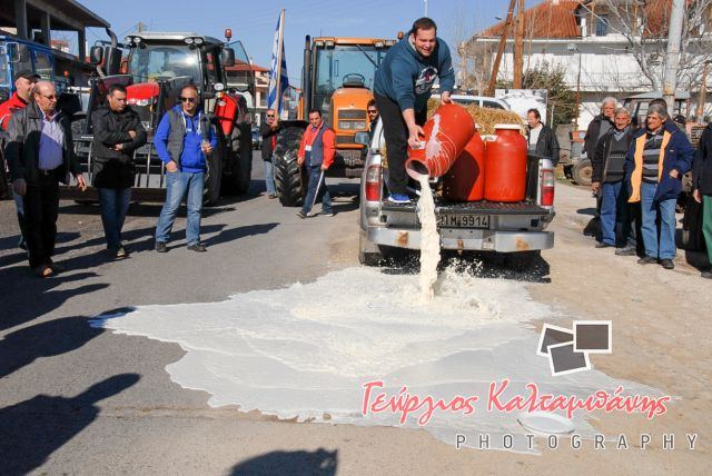 Έκλεισαν το δρόμο σε Δομοκό και Ανθήλη (ΦΩΤΟ)