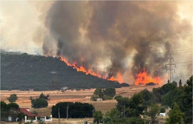 Νέο μήνυμα του 112 για εκκένωση του Αγίου Παντελεήμονα προς Ερυθρές – Μάχη με τις αναζωπυρώσεις σε οικισμούς