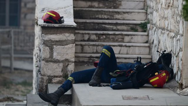 Φωτιά στη βορειοανατολική Αττική: Η συγκλονιστική φωτογραφία του εξαντλημένου πυροσβέστη