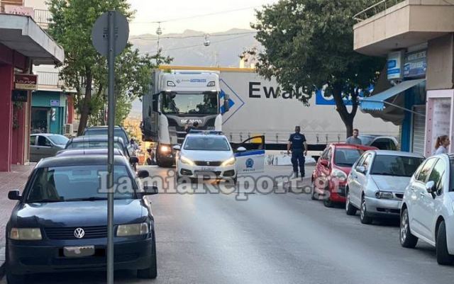 Δύο νταλίκες μέσα σε λίγες ώρες κόλλησαν στο κέντρο της Λαμίας (ΒΙΝΤΕΟ-ΦΩΤΟ)