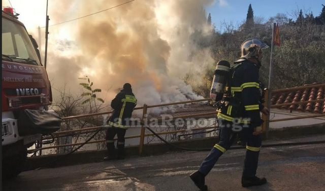 Λαμία: Τον «έζωσαν» οι καπνοί στη στέγη του σπιτιού (ΒΙΝΤΕΟ)