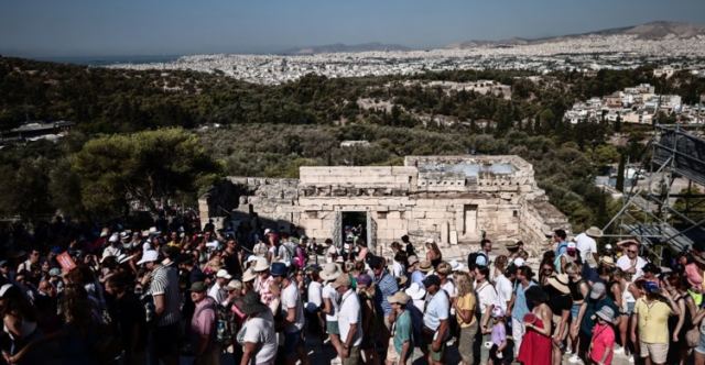 Πάνω από ένα εκατομμύριο τουρίστες την εβδομάδα του Δεκαπενταύγουστου - Βρετανοί και Γερμανοί ψηφίζουν Ελλάδα