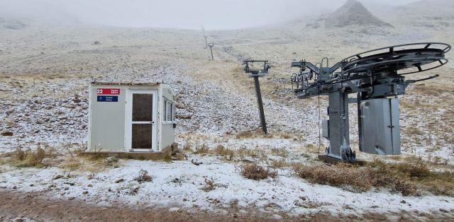 Έπεσε το πρώτο χιόνι στον Παρνασσό - Καλύτερος ο καιρός αύριο