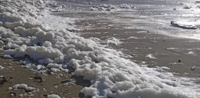 Γέμισε αφρούς παραλία της Κρήτης - Το εντυπωσιακό φαινόμενο «Capuccino coast»