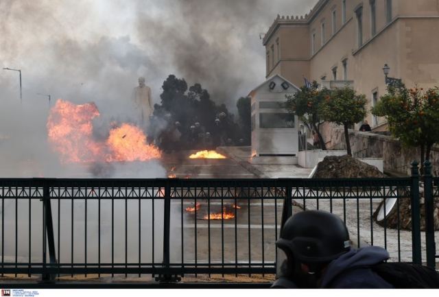 Επεισόδια με μολότοφ έξω από τη Βουλή