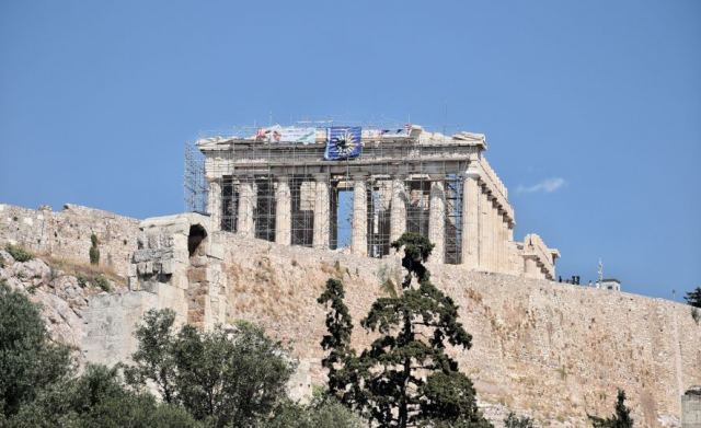 Ανατροπή με την τραγωδία στην Ακρόπολη: Τηλεφώνησε στον άντρα της, έκανε τον σταυρό της και πήδηξε στο κενό!