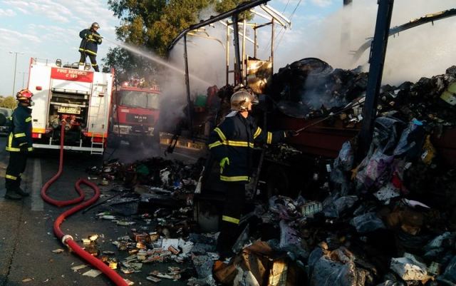 Εγκλωβίστηκε και κάηκε μέσα στην νταλίκα που ανατράπηκε στην εθνική (ΒΙΝΤΕΟ & ΦΩΤΟ)