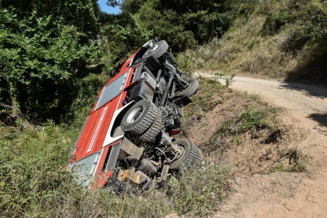 Ανετράπη σε χαράδρα πυροσβεστικό όχημα που ενεργούσε στην πυρκαγιά στο Αφράτι