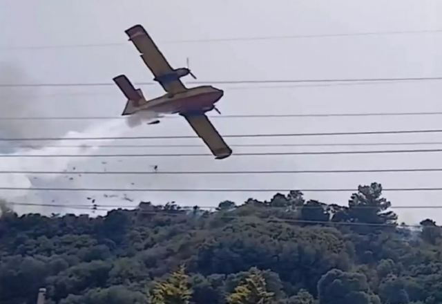 Φωτιά στη Ναυπακτία: Canadair χτύπησε σε πεύκο