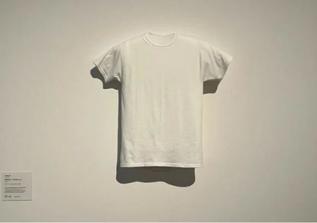 Ένα λευκό t-shirt των 5 δολαρίων εκτίθεται στο MoMA: «Κανείς δε μιλά για τους εργάτες που το έφτιαξαν»