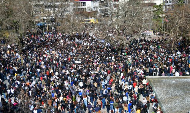 Τραγωδία στα Τέμπη: «Πλημμύρισε» με κόσμο η Κεντρική Πλατεία της Λάρισας (ΦΩΤΟ - ΒΙΝΤΕΟ)