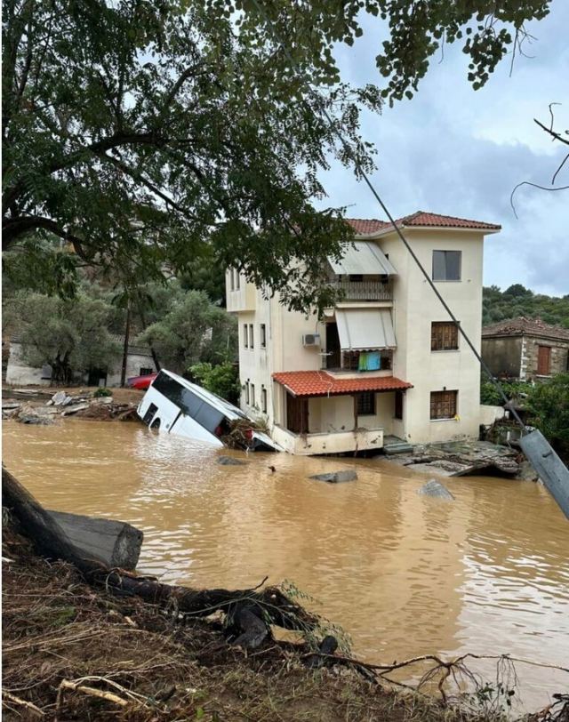 Κτίριο έγειρε από τα ορμητικά νερά στον Πλατανιά Πηλίου – «Στηρίζεται» σε λεωφορείο που παρασύρθηκε