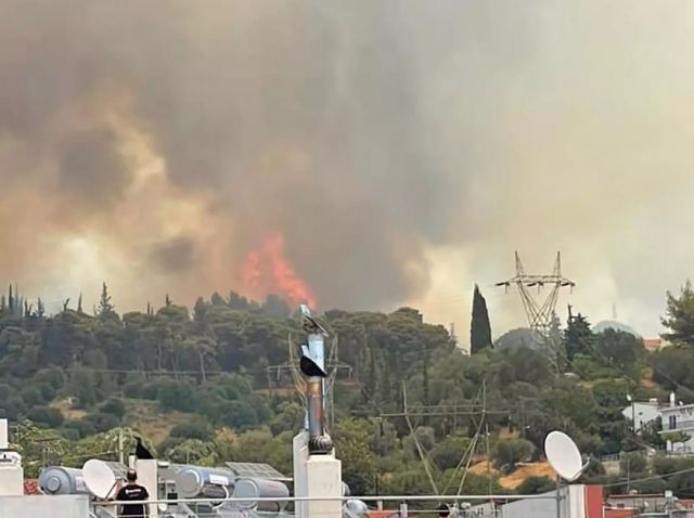 Μεγάλη φωτιά στην Πάτρα: Καίει κοντά σε σπίτια – Εκκενώνονται η περιοχή Γηροκομειό, το Καραμανδάνειο και 2 ιδρύματα