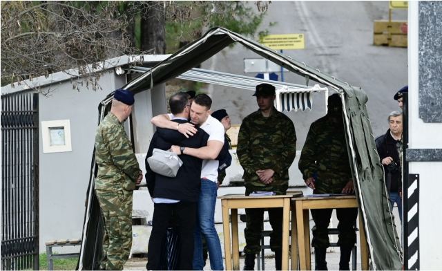 Στέφανος Κασσελάκης: Σε θάλαμο 15 ατόμων και με ειδικό γραφείο στο στρατόπεδο της Θήβας ο πρόεδρος του ΣΥΡΙΖΑ