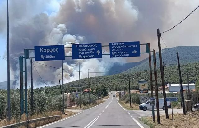 Η φωτιά στο Σοφικό μαίνεται ανεξέλεγκτη: Επιχειρούν 22 εναέρια μέσα, τρεις πυροσβέστες τραυματίες