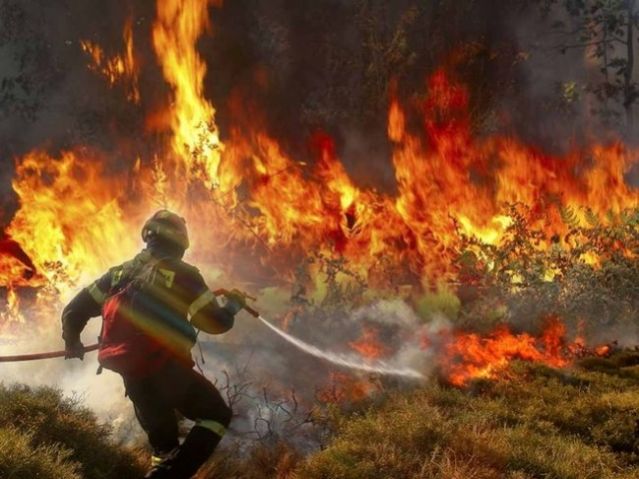 Πύρινος εφιάλτης απειλεί χωριά και οικισμούς στα Ψαχνά