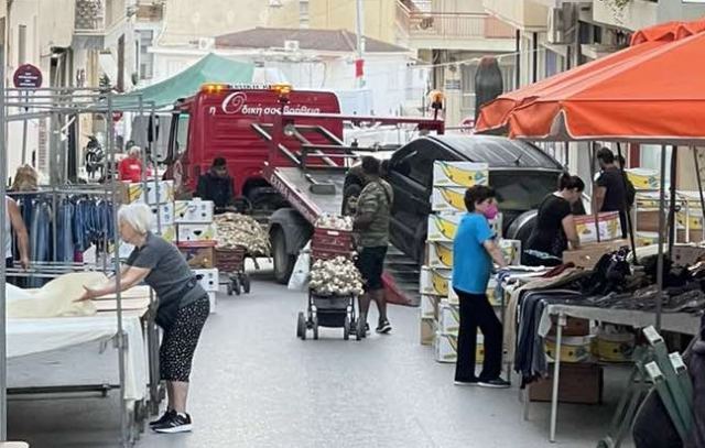 Λαμία: Το άφησε στη λαϊκή και το φόρτωσε ο γερανός - ΦΩΤΟ