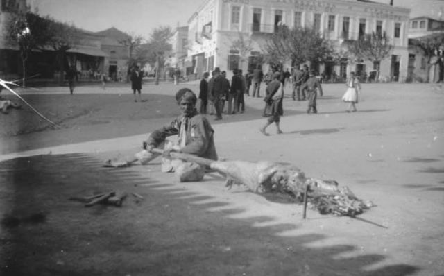 Ψήσιμο οβελία στην πλ. Ελευθερίας πριν από έναν αιώνα - ΦΩΤΟ