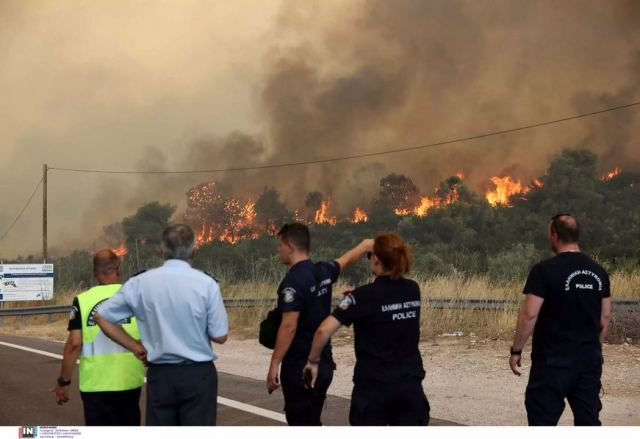 Φωτιά στα Δερβενοχώρια: Ποιοι δρόμοι είναι κλειστοί λόγω της πυρκαγιάς