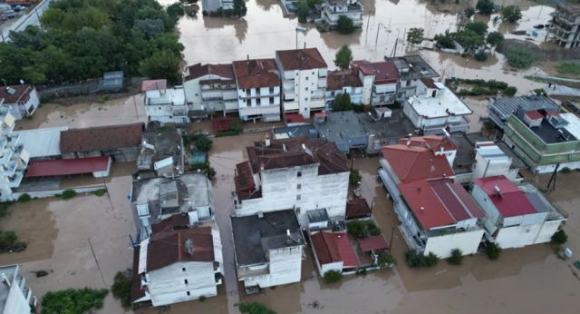 Συναγερμός για υπερχείλιση του Πηνειού στη Λάρισα: Με φορτωτή «επιστρέφουν» στο ποτάμι τα νερά - Γέμισαν νερό γειτονιές ολόκληρες