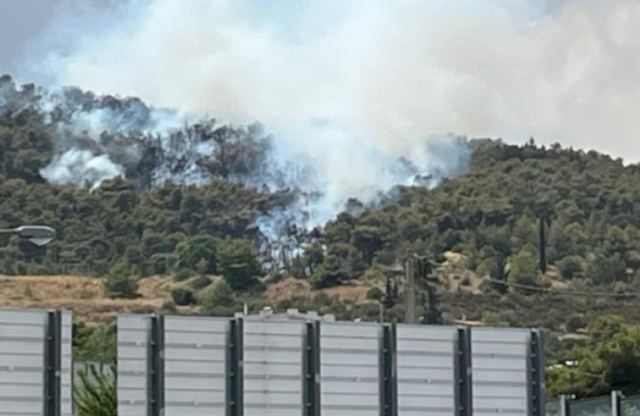 Φωτιά στα Γλυκά Νερά: Τέσσερις προσαγωγές - Εξετάζεται να ξέσπασε μετά από πτώση drone