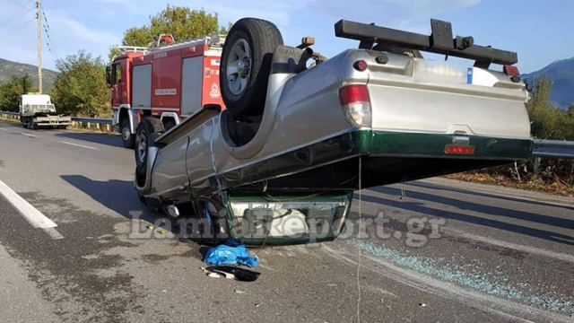 Φθιώτιδα: Έφερε τούμπα με δυο επιβάτες - ΦΩΤΟ