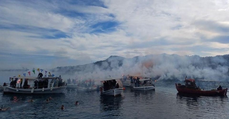 Τα Θεοφάνια σε Άγιο Κωνσταντίνο και Καμένα Βούρλα (ΒΙΝΤΕΟ-ΦΩΤΟ)