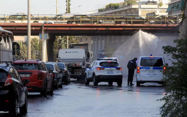 Χάος στον Κηφισό γιατί έσπασε αγωγός της ΕΥΔΑΠ και πλημμύρισε ο δρόμος