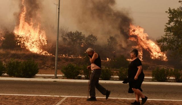 Πυρκαγιές: Ανεβαίνει προς την Πάρνηθα η φωτιά που ξέσπασε στη Φυλή - Κάηκαν σπίτια κι αυτοκίνητα στη Χασιά