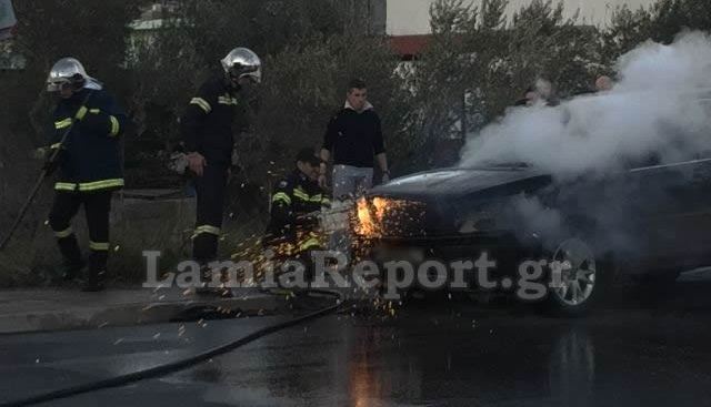 Λαμία: Ανάπηρος οδηγός εγκλωβίστηκε σε αυτοκίνητο που πήρε φωτιά (ΦΩΤΟ)