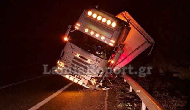 Ανατροπή νταλίκας στην ε.ο. Λαμίας - Άμφισσας - ΦΩΤΟ