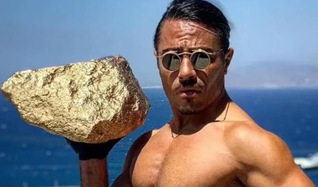 Salt Bae: O Νουσρέτ απάντησε με μια «χρυσή» μπριζόλα στην κριτική για τον λογαριασμό των 161.000 ευρώ