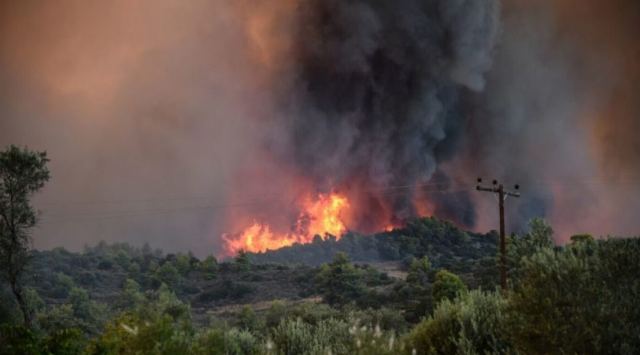 Μεγάλο πύρινο μέτωπο στα Άνω Άκρια του Ηρακλείου - Άλλες περιοχές με ενεργές εστίες