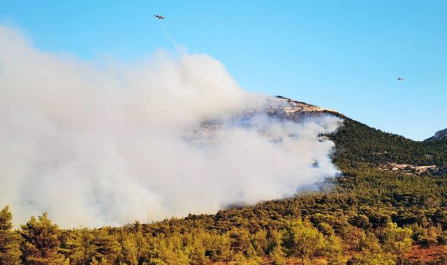 Πάρνηθα: «Έκρηξη» φωτιάς έφερε την αναζωπύρωση - Μάχη να μην περάσει στους Θρακομακεδόνες