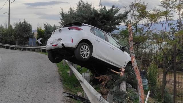 Αυτοκίνητο «καβάλησε» τις προστατευτικές μπάρες