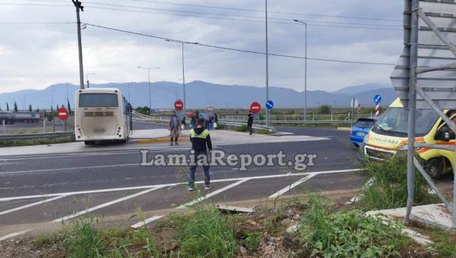 Λαμία: Σύγκρουση λεωφορείου με ΙΧ (ΦΩΤΟ)