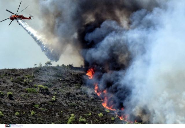 Ώρες αγωνίας στο Λουτράκι με συνεχείς αναζωπυρώσεις: Ελέγχθηκε το μέτωπο της φωτιάς που βρισκόταν κοντά στα διυλιστήρια