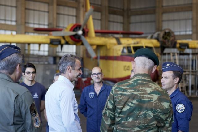 Μητσοτάκης: Στην βάση των Canadair στην Ελευσίνα - «Να γινόμαστε καλύτεροι, αλλά μην απαξιωθεί η δουλειά του κρατικού μηχανισμού»