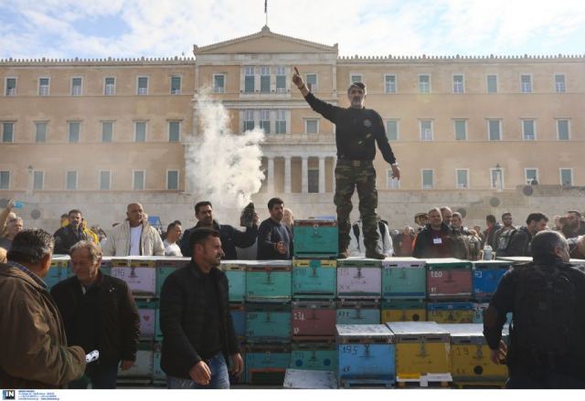 Στο Σύνταγμα με καπνιστήρια οι μελισσοκόμοι - Κατέβασαν τις κυψέλες από τα φορτηγά, κλειστή η Αμαλίας