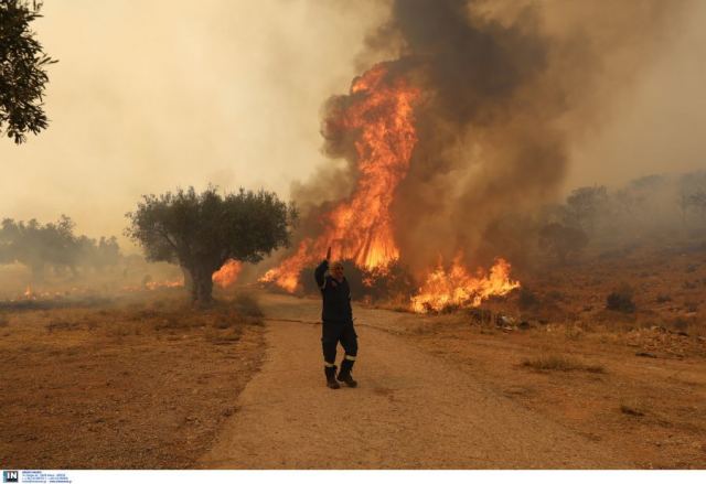 Μεγάλη αναζωπύρωση στα Μέγαρα, απειλούνται σπίτια -Στη μάχη πυροσβέστες από Ρουμανία, Σλοβακία, Πολωνία