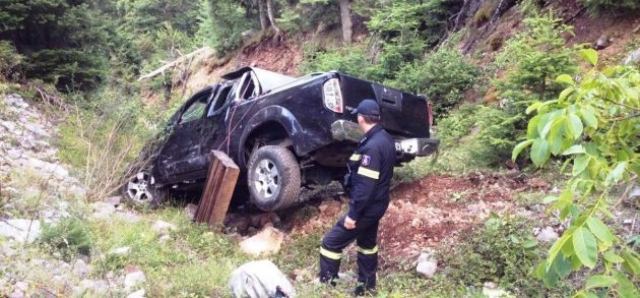 Αυτοκίνητο με τρεις επιβάτες έπεσε σε γκρεμό - Δείτε εικόνες